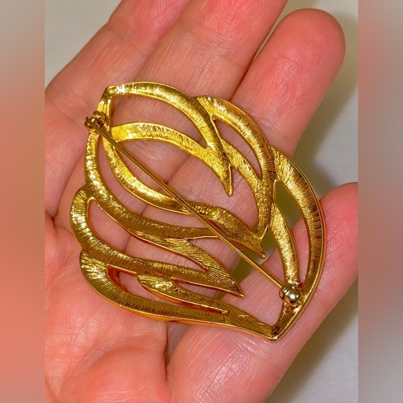 Elegant Gold Leaf Brooch. Stamped Monet - Picture 2 of 4